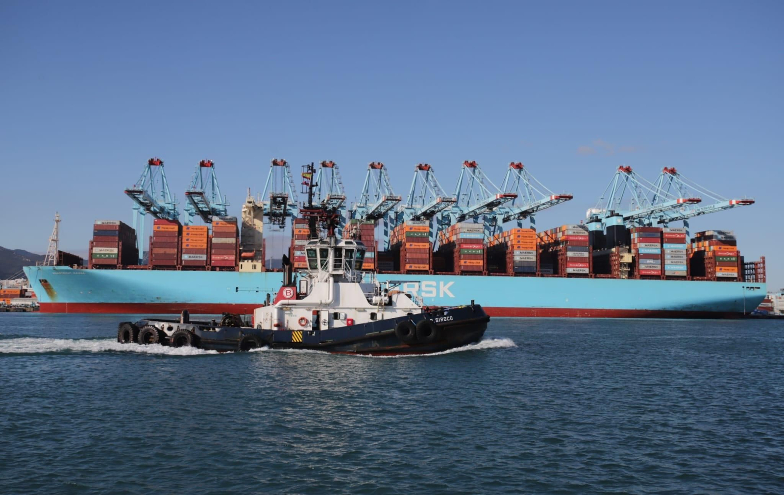El 'Maastricht Maersk' durante su operativa de este jueves en el Puerto de Algeciras.
