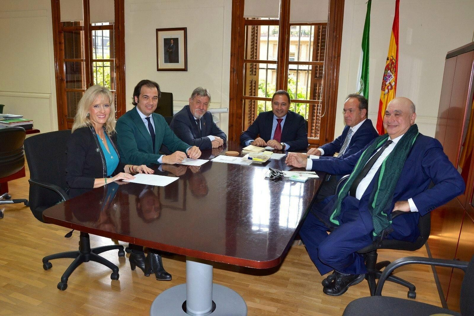 Macarena de Pablo-Romero junto al resto de presidentes y el delegado de la Junta en Sevilla.