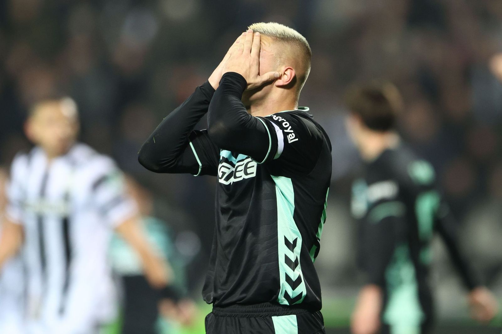 Pablo García se tapa la cara tras perder un balón fácil contra el PAOK.