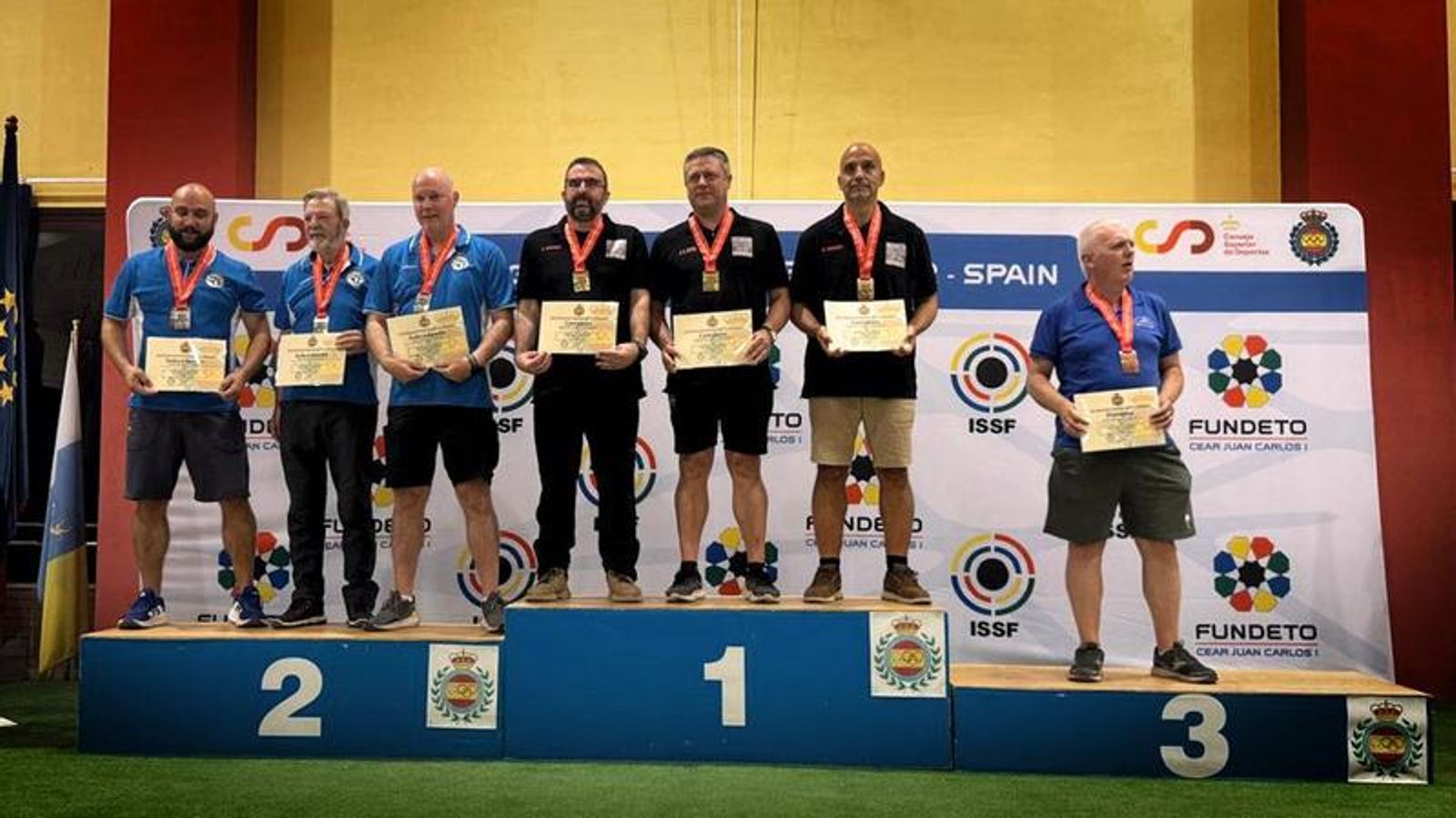 El equipo gaditano en el podio de la categoría Fuego Central.