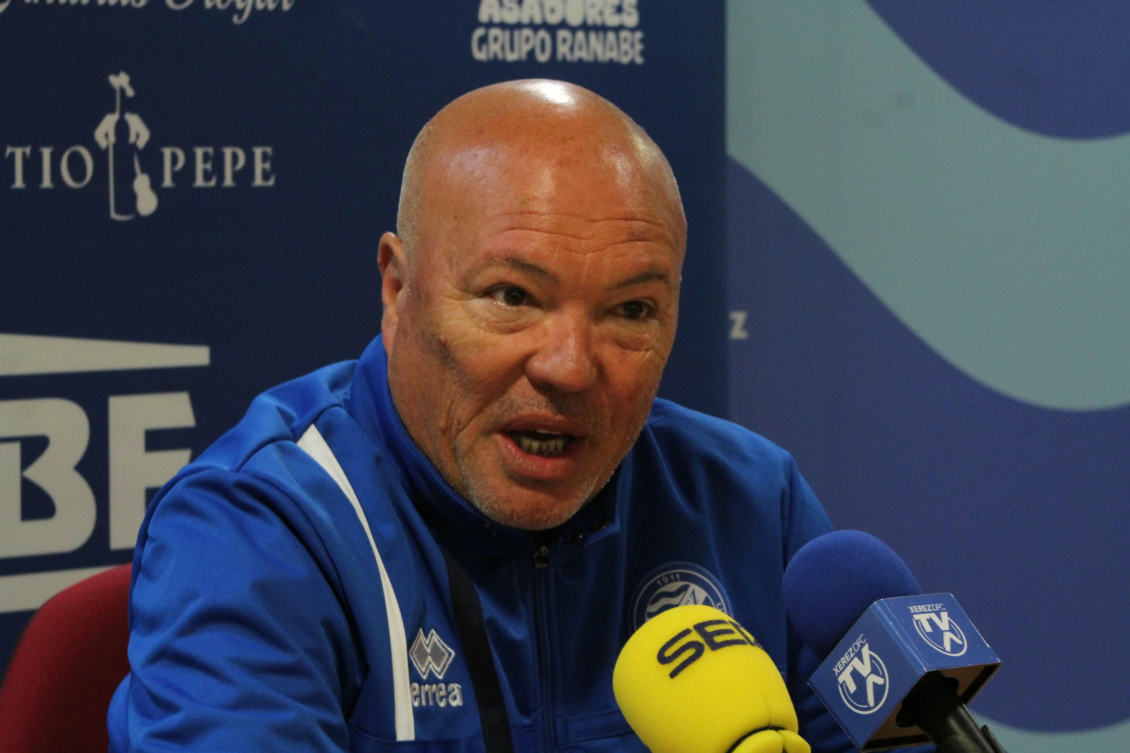 Andrés García Tébar, técnico del Xerez DFC, espera ganar en Córdoba.