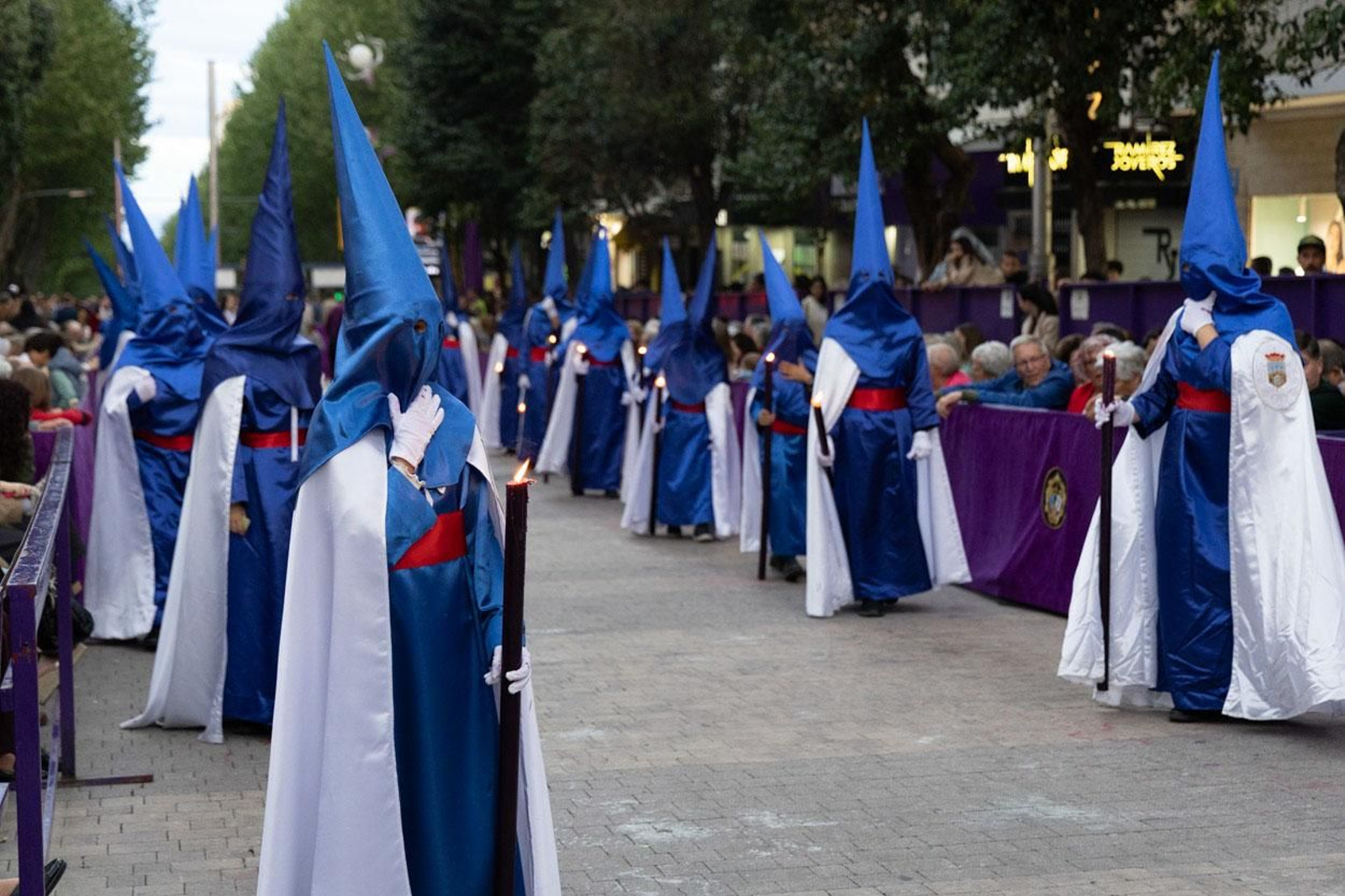 Los jiennenses arropan a las tres cofradías de la tarde en un Domingo de Ramos más caluroso de lo esperado (II)
