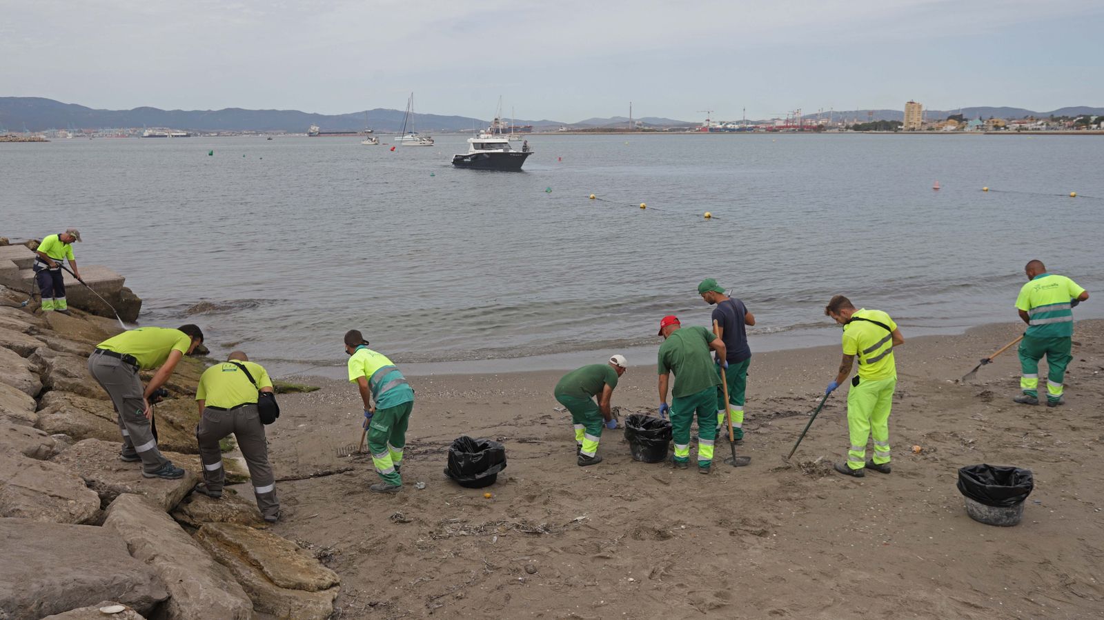 Fotos del buque hundido en Gibraltar y vertido en la playa de Poniente de La Línea