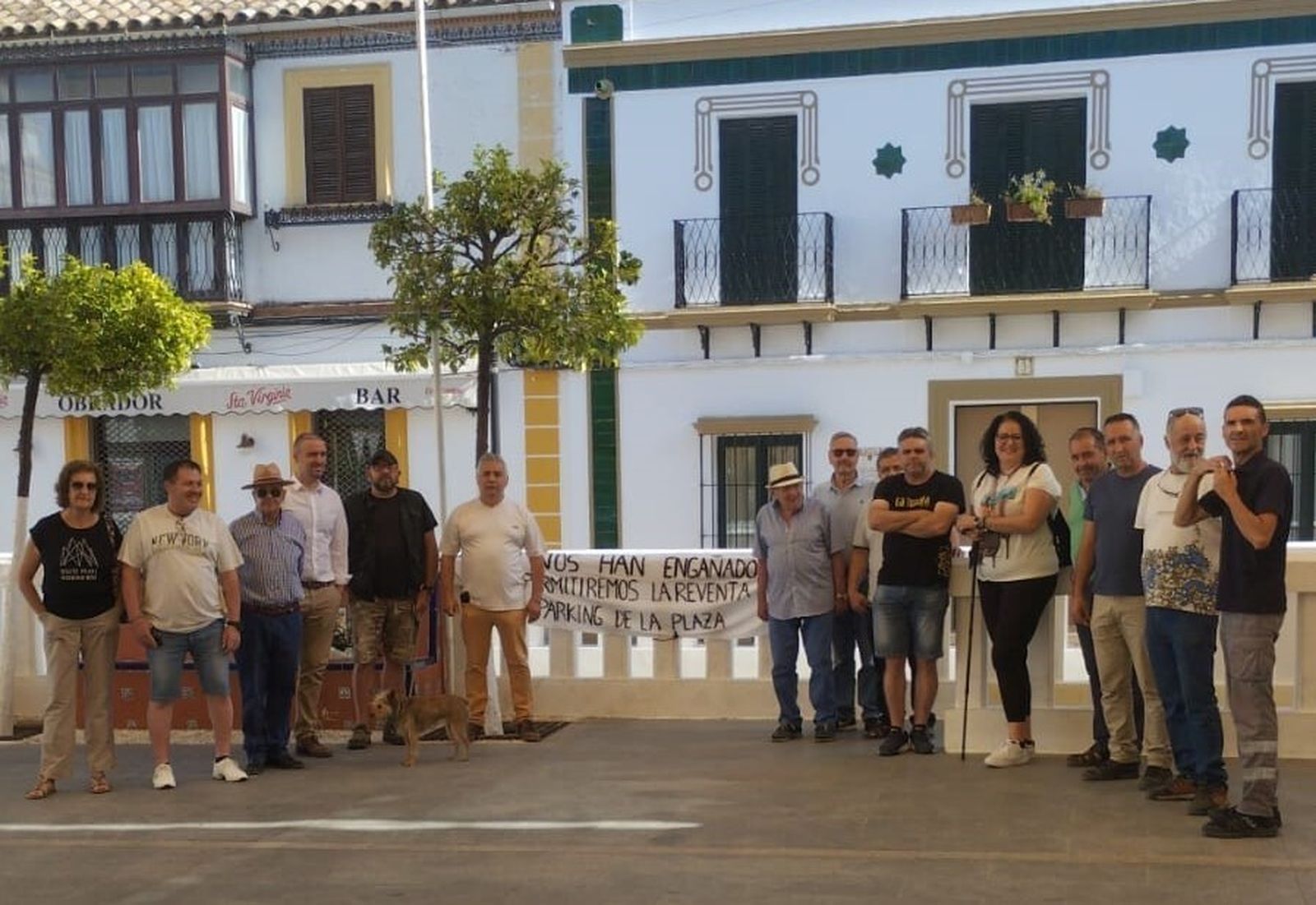 Algunos vecinos afectados en este asunto se manifestaron este miércoles ante la orden de desalojo de los garajes, que el Juzgado materializó por la mañana