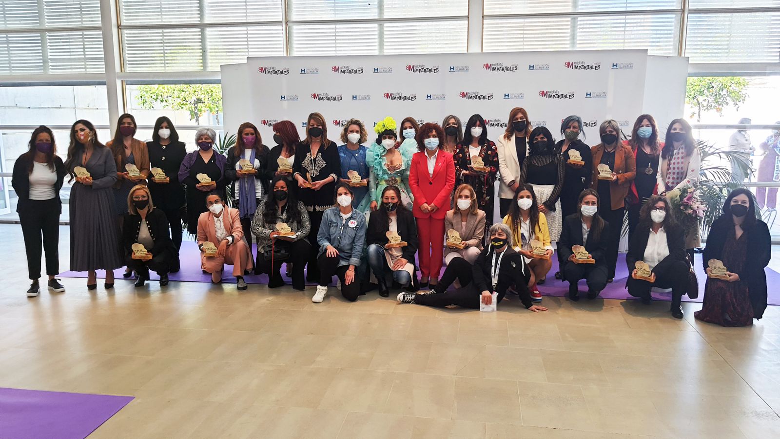 Foto de familia con todas las premiadas.