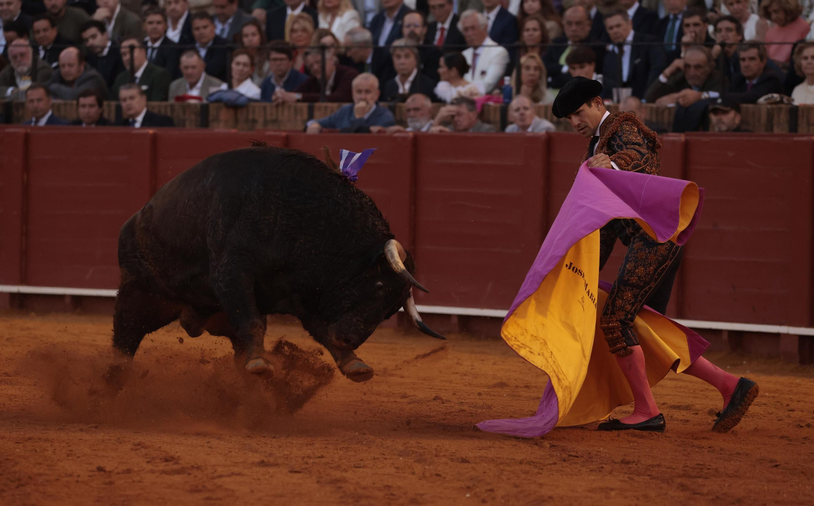 Las imágenes de los toros en Sevilla con Morante de la Puebla, José María Manzanares y Talavante