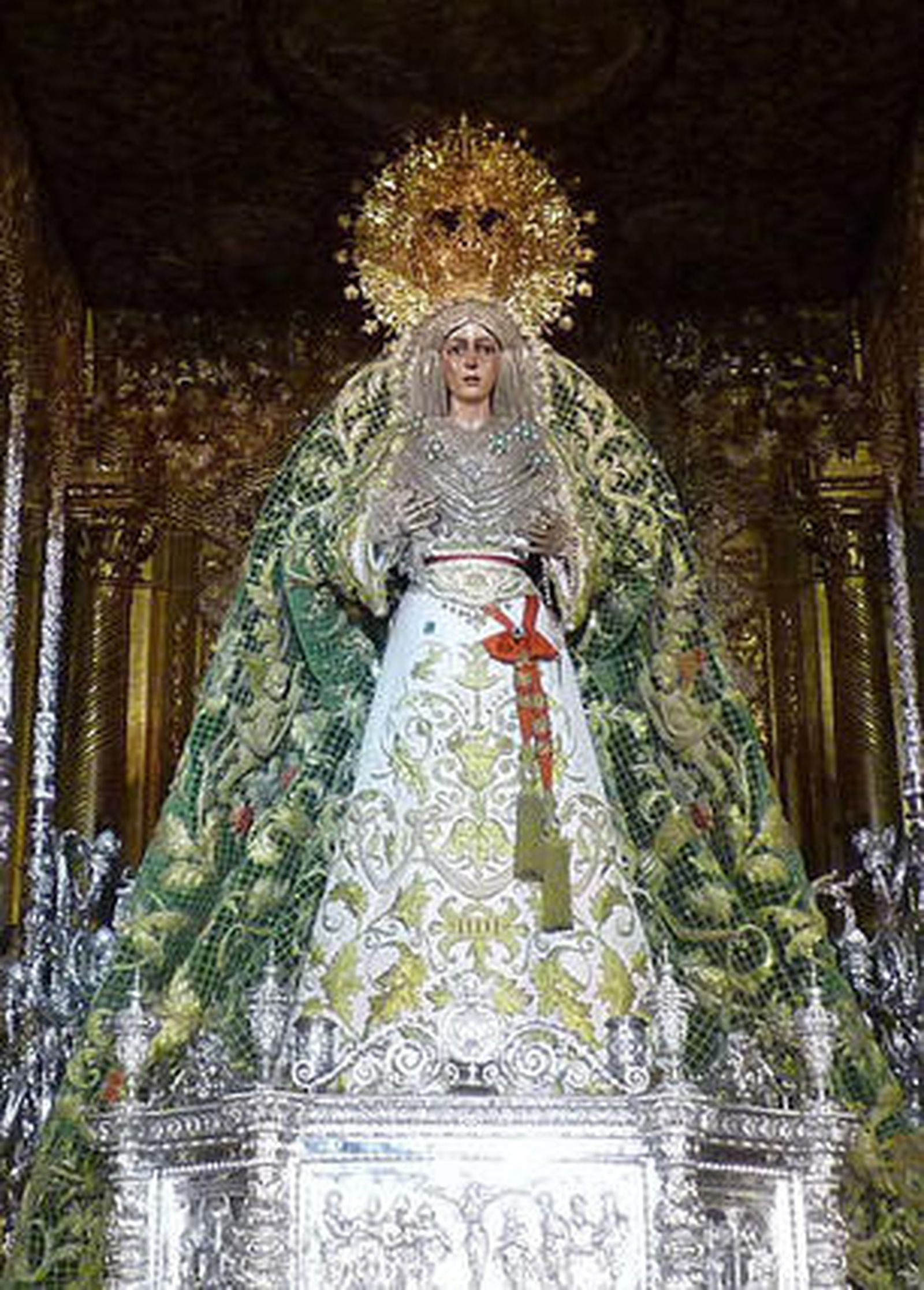 La Virgen luce ataviada como aparece en el azulejo que remata su arco con el manto camaronero.

Foto: Ruesga Bono
