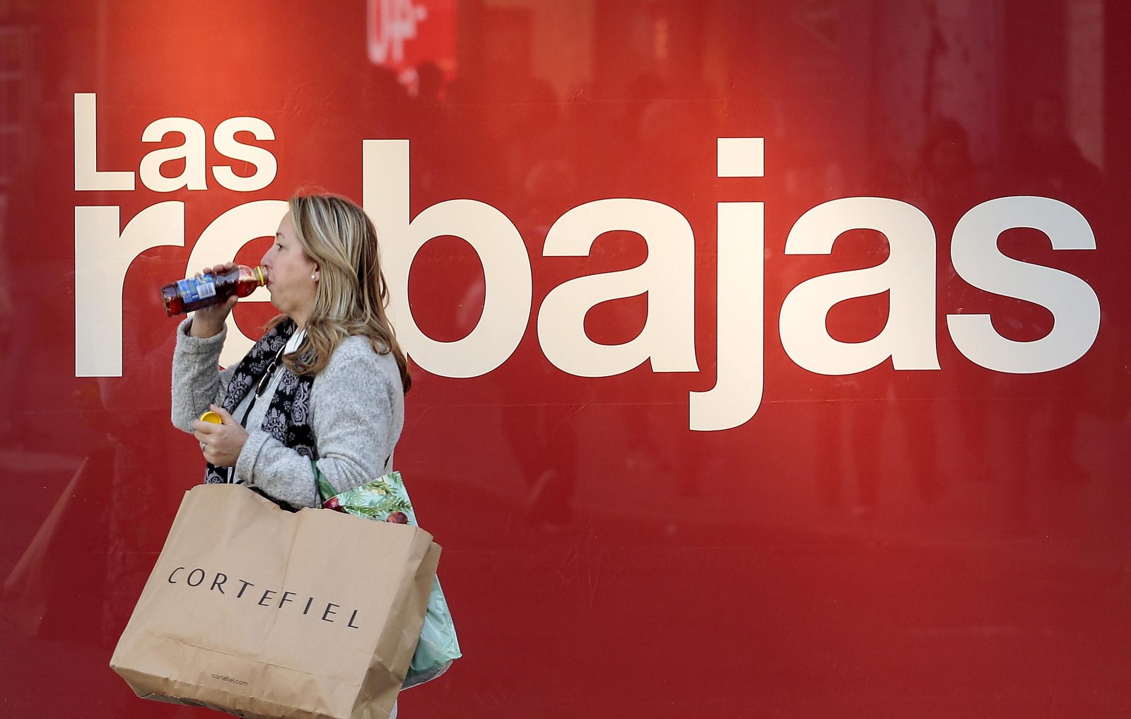 Las imágenes del primer día de rebajas de invierno en Sevilla