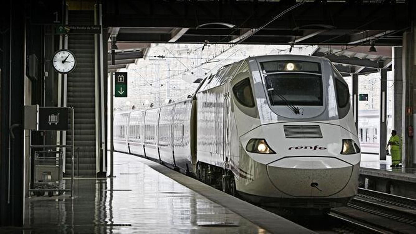El tren Alvia a su llegada a la estación central de Cádiz.