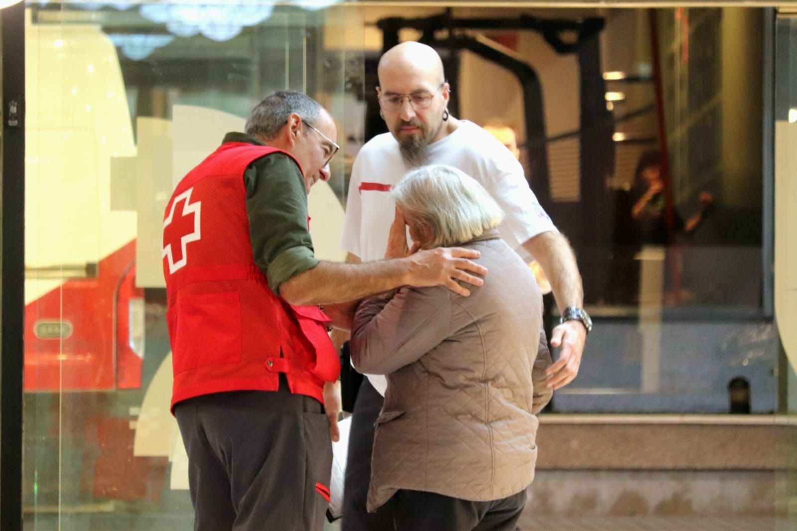 En imágenes: Las primeras horas de los vecinos desalojados de Dúdar en el hotel Luna de Granada