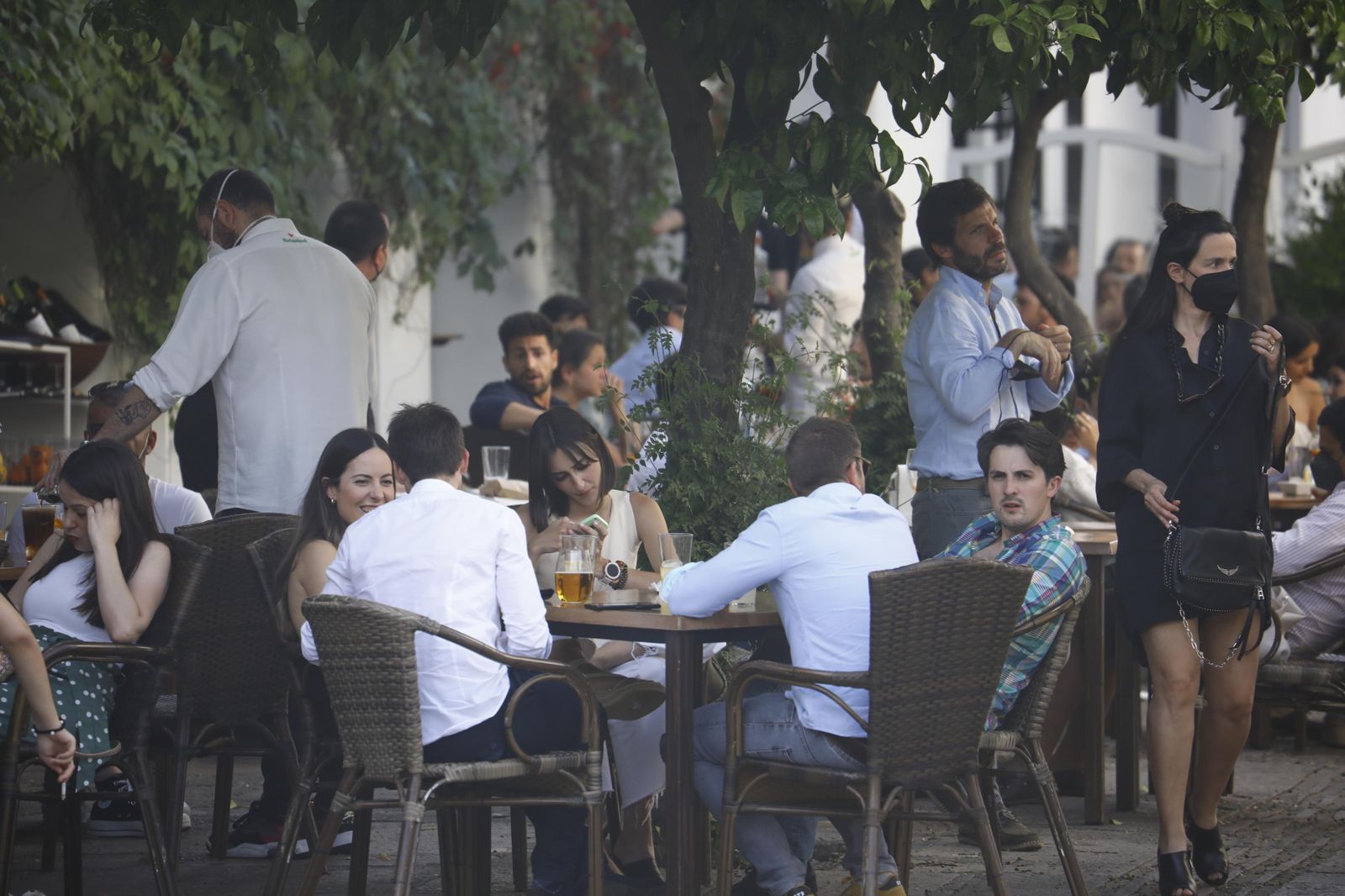 Numerosas personas en una terraza de la capital.