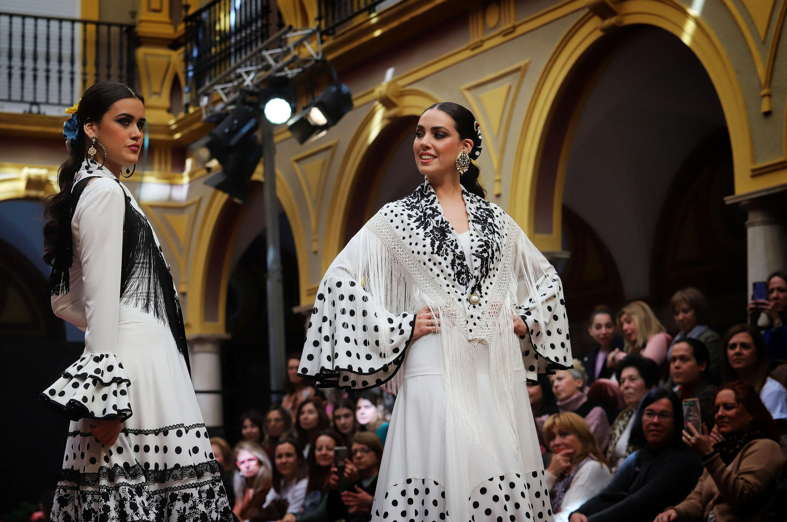 Huelva Flamenca 2023. Imágenes del desfile benéfico de El Ajolí a favor de Cruz Roja Española
