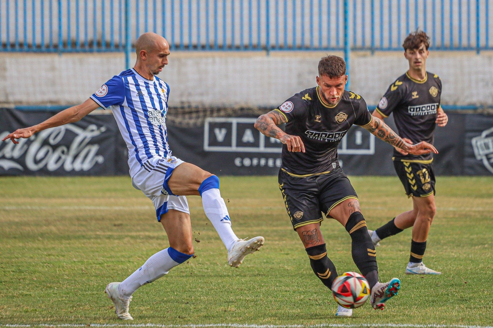 Gorka Iturraspe presiona a un rival que controla el balón.