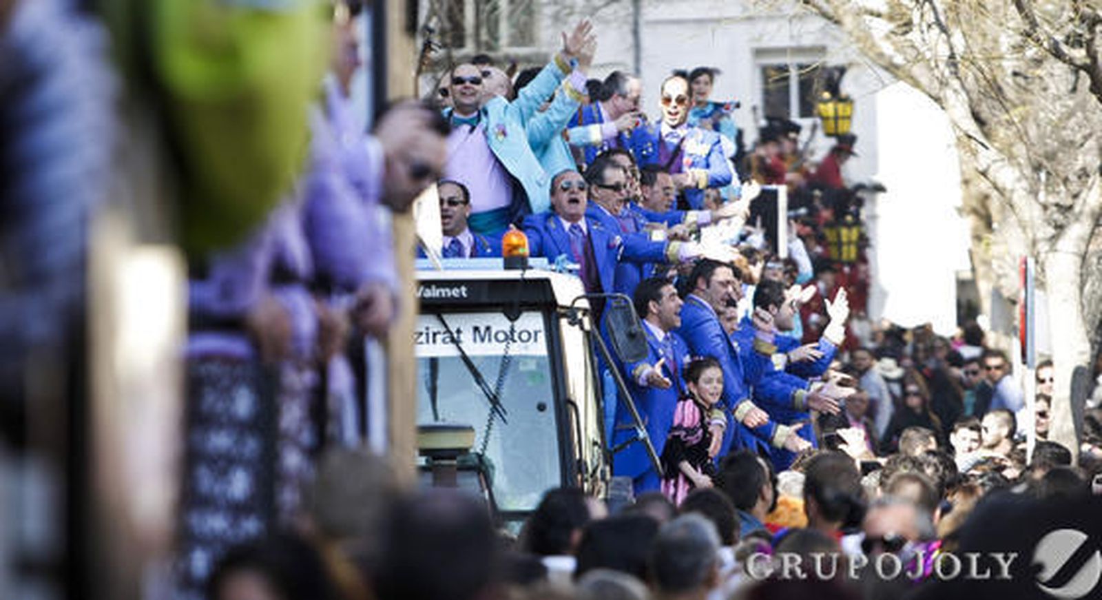 Las calles se llenan de agrupaciones oficiales e ilegales que reciben el aplauso de aficionados que logran disfrutar de una fiesta menos concurrida que la del domingo

Foto: Julio Gonzalez