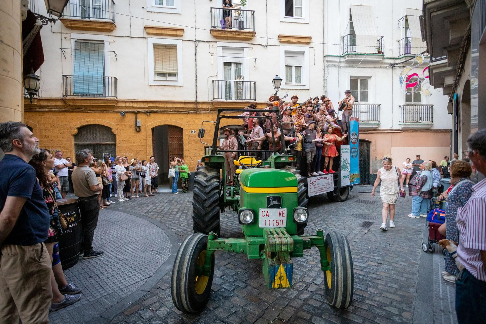 Escasa presencia de público ante un coro en la plaza del Cañón durante el Carnaval de primavera.