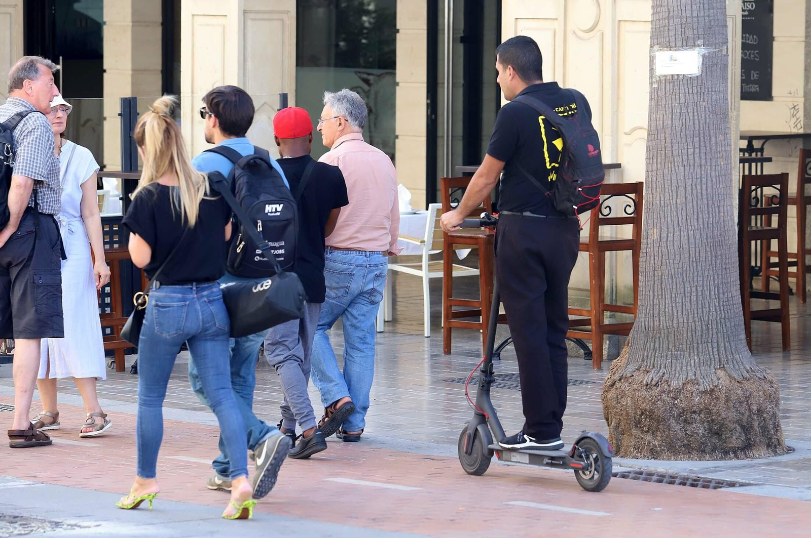 Un joven sobre un patinete eléctrico toma la calle Tres de Agosto, peatonal, desde la Plaza de las Monjas.