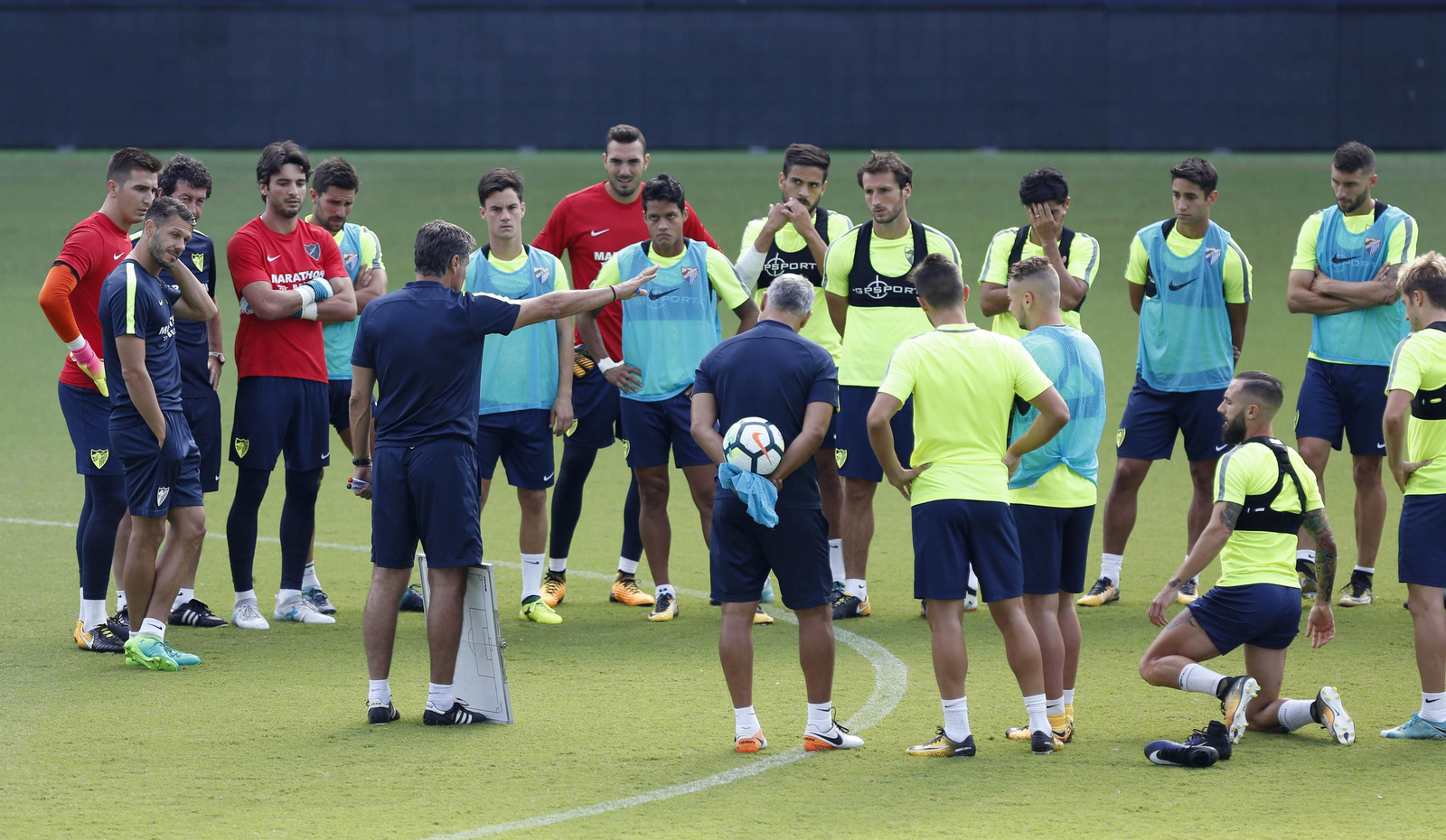 Míchel da instrucciones a sus jugadores durante un entrenamiento en La Rosaleda.