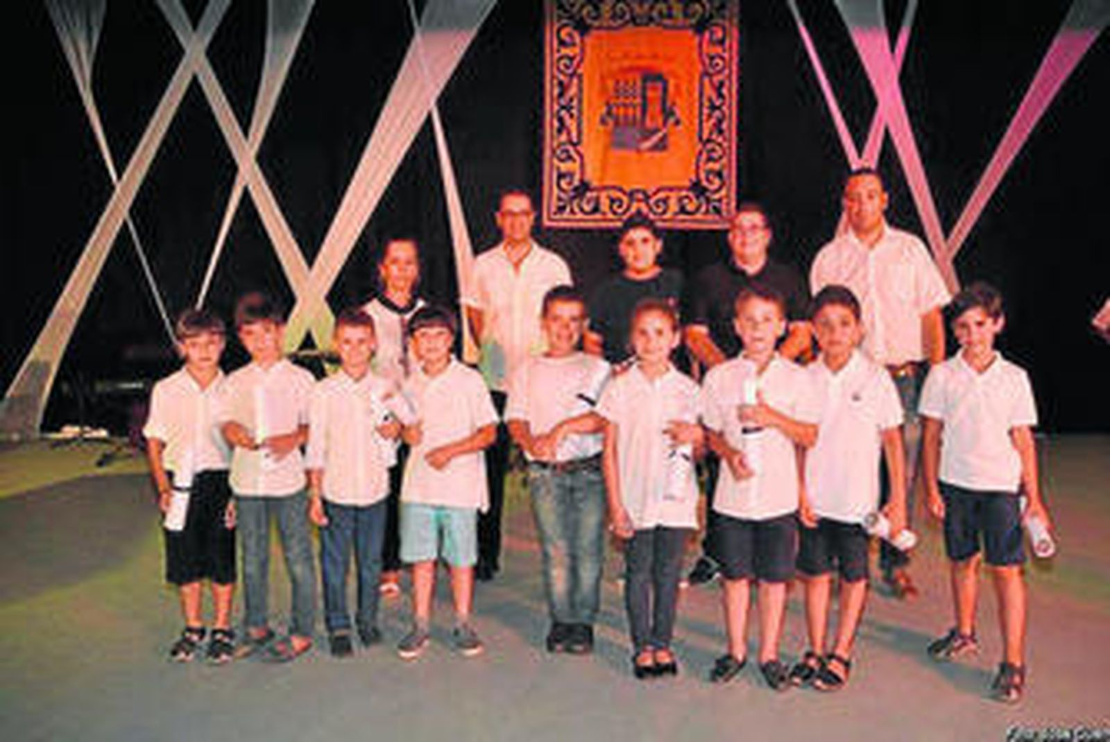 Ana María Castro con los profesores y un grupo de alumnos.