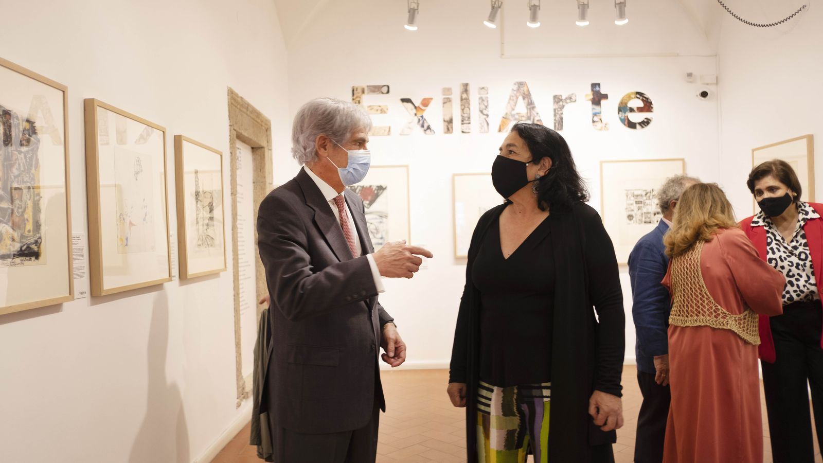 La comisaria Carmen Bustamante conversa con el embajador Alfonso Dastis.