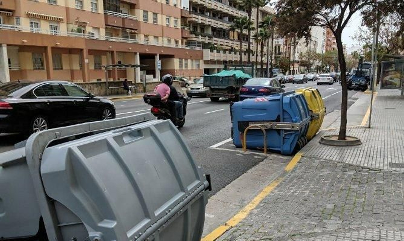 Varios contenedores volcados en la avenida por el viento.