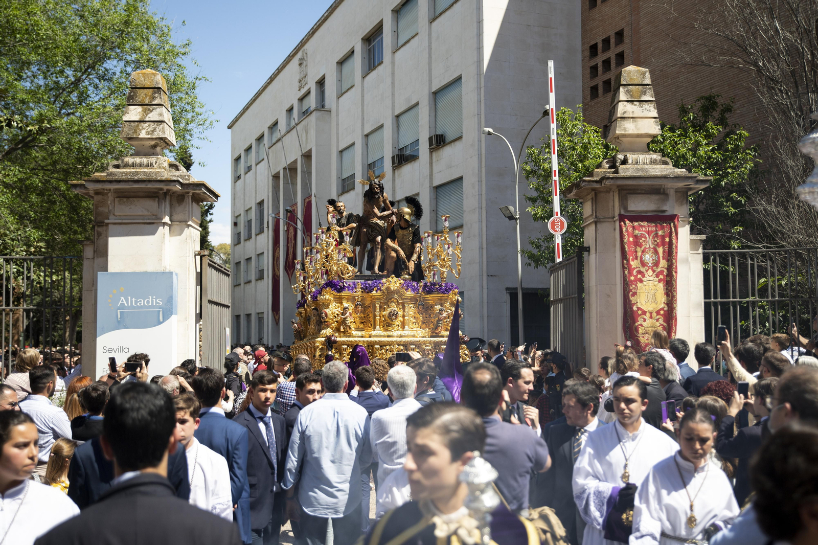 Imágenes de la salida en procesión de Las Cigarreras