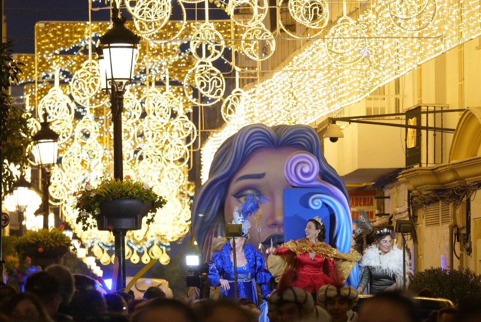 La comitiva a su paso por la calle La Plaza.