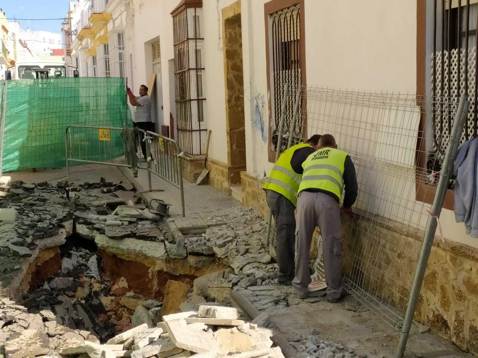 Trabajos para reparar el socavón de la calle Jorge Juan.