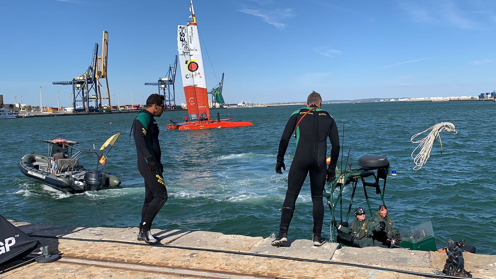 Imágenes: Buzos de la Guardia Civil sacan del mar parte de la embarcación del equipo español de SailGP