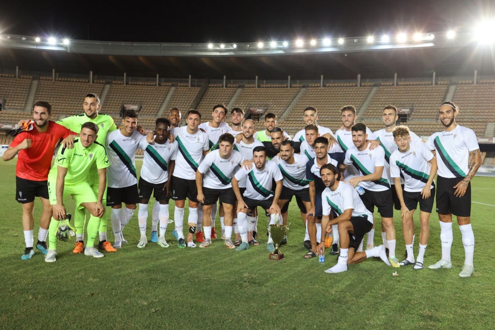 Los jugadores del Córdoba posan con el Trofeo Pepe Ravelo.