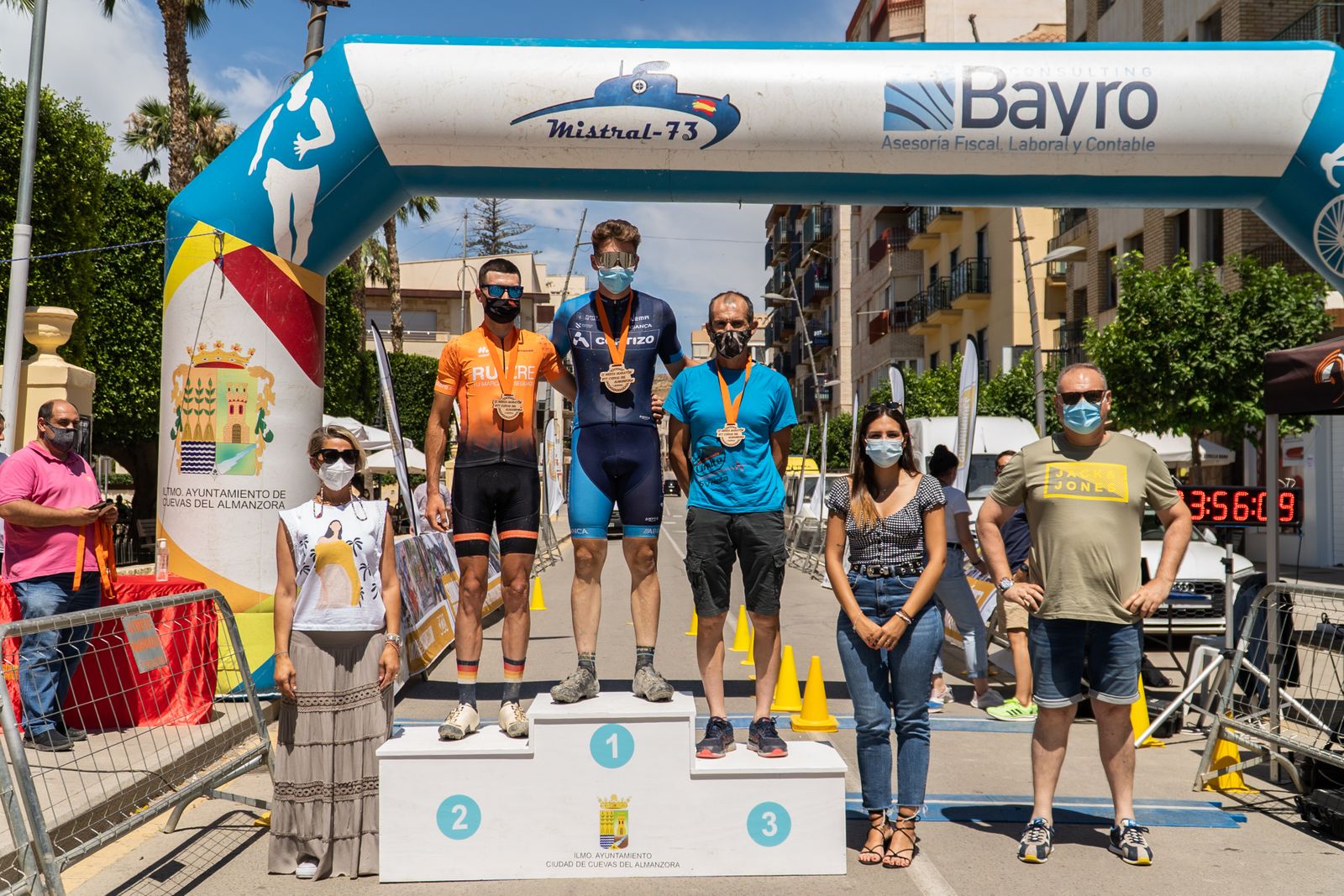 Imagen del podio con los ganadores absolutos