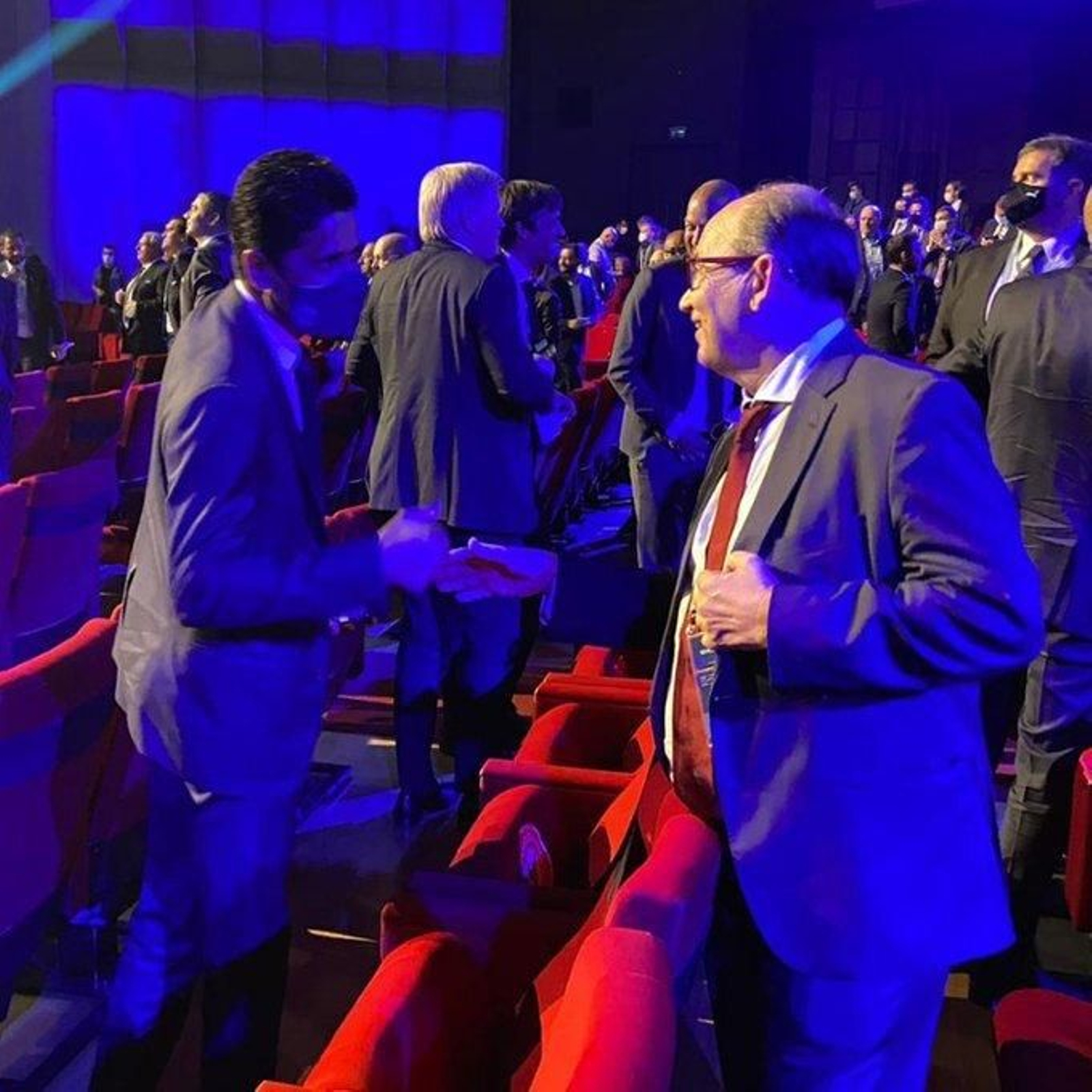 El presidente del Sevilla, José Castro, saluda al presidente del PSG, Al-Khelaifi.