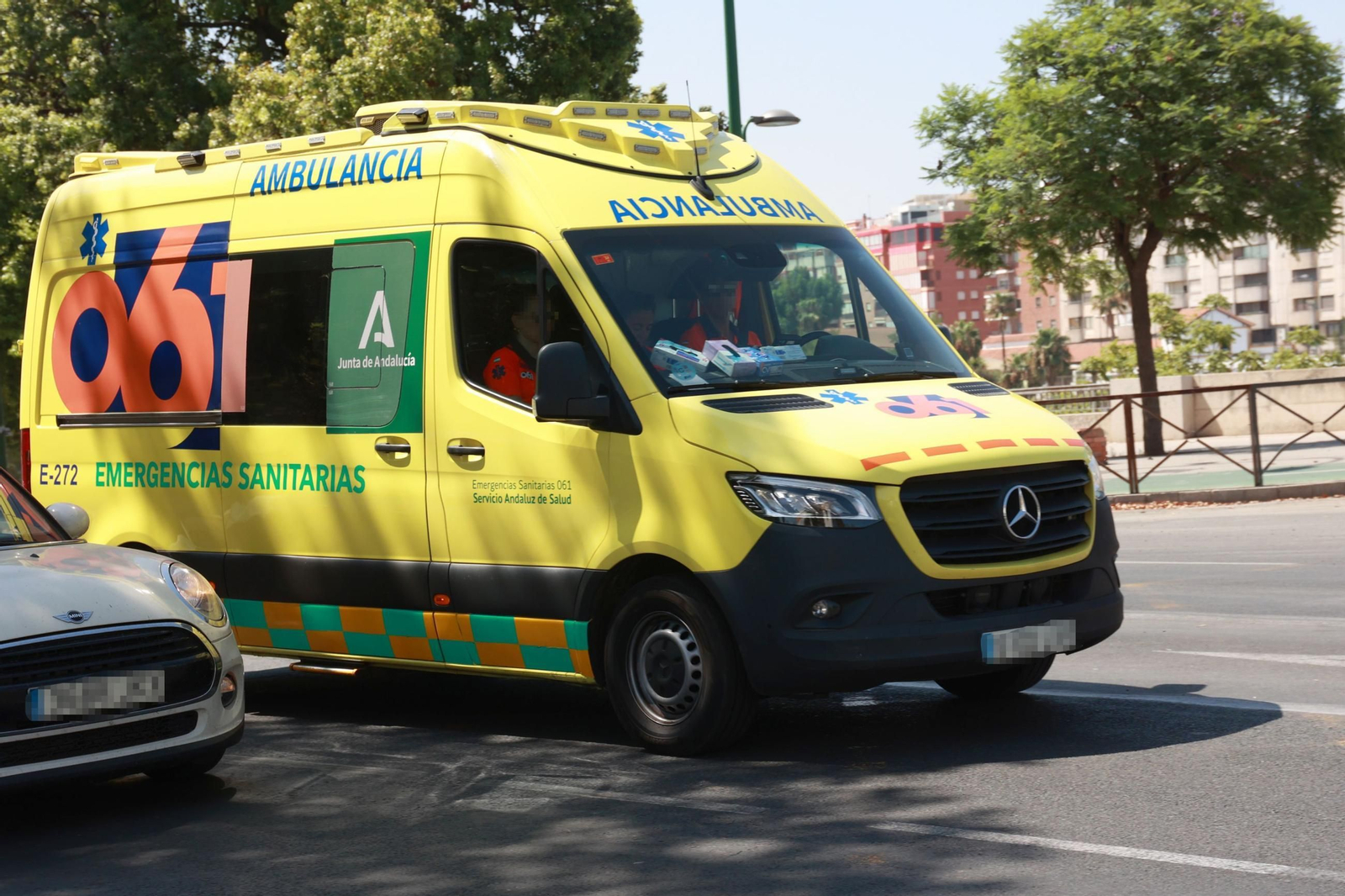 El servicio de emergencias para auxiliar al accidentado.