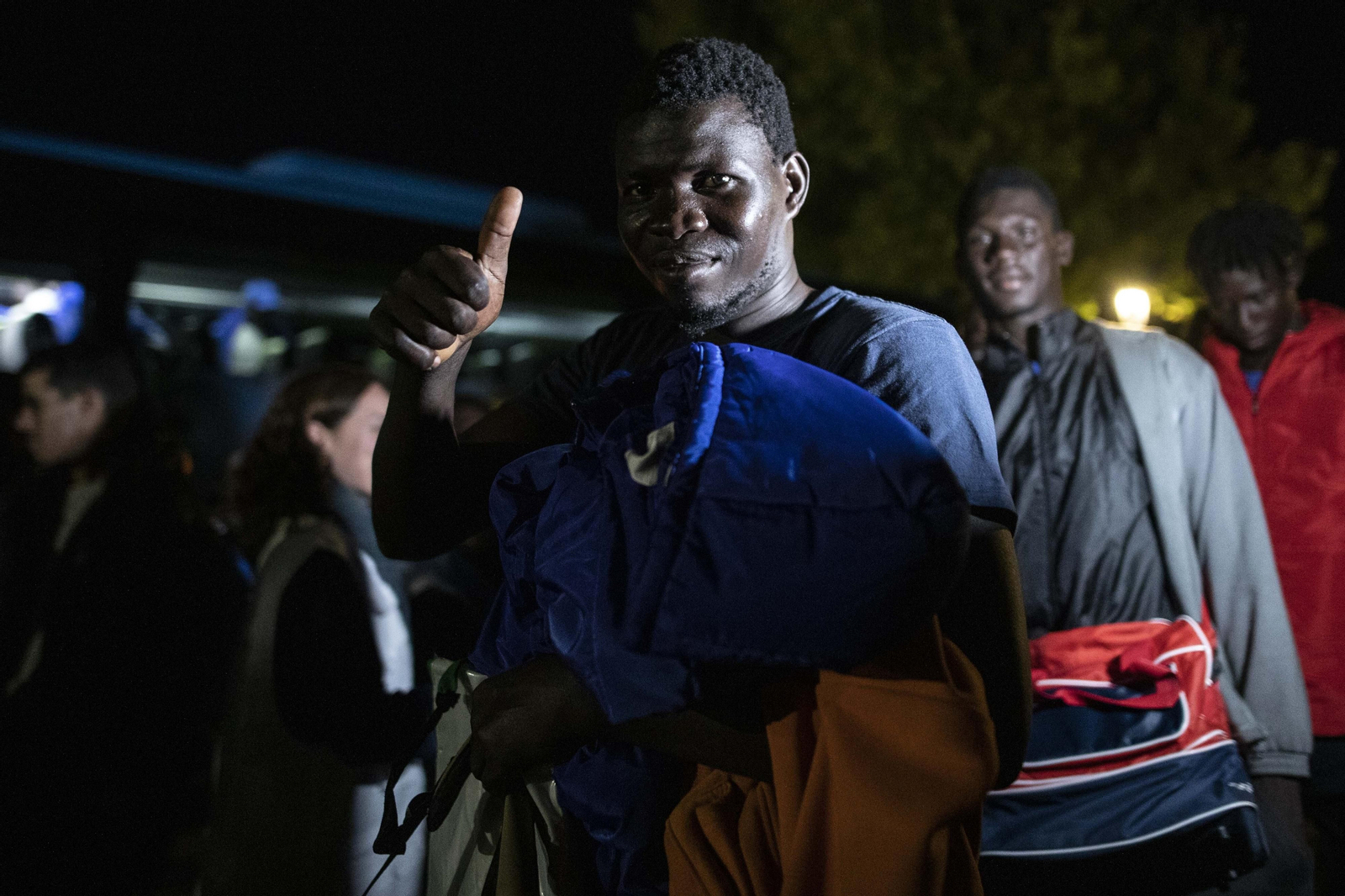 Así ha sido la llegada al albergue granadino de Víznar de más de un centenar de migrantes llegados de Canarias