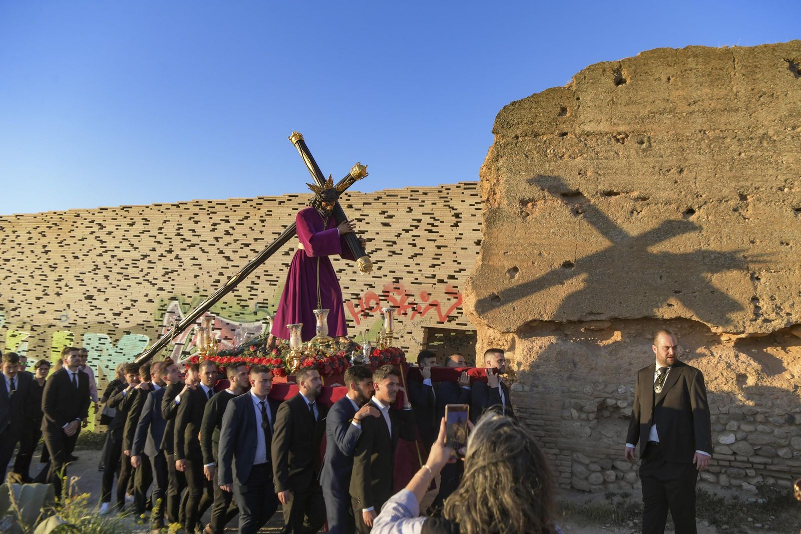 Galería: La Estrella sube en vía crucis al Cerro de San Miguel