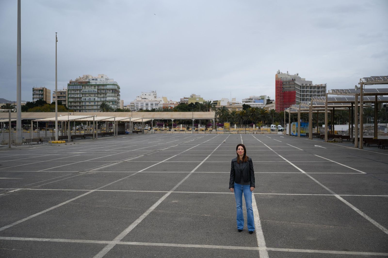 La presidenta Rosario Soto, en la zona que se urbanizará y abrirá en la ciudad en Ribera I y al fondo el Tinglado