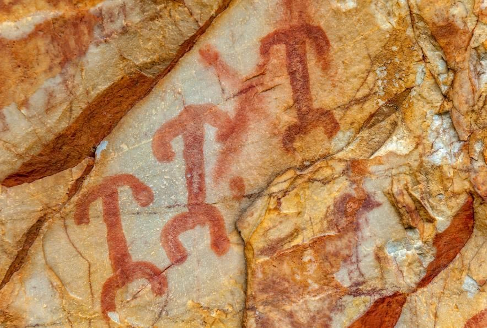 En Aldeaquemada existen grupos de pinturas rupestres de estilo esquemático y levantino.