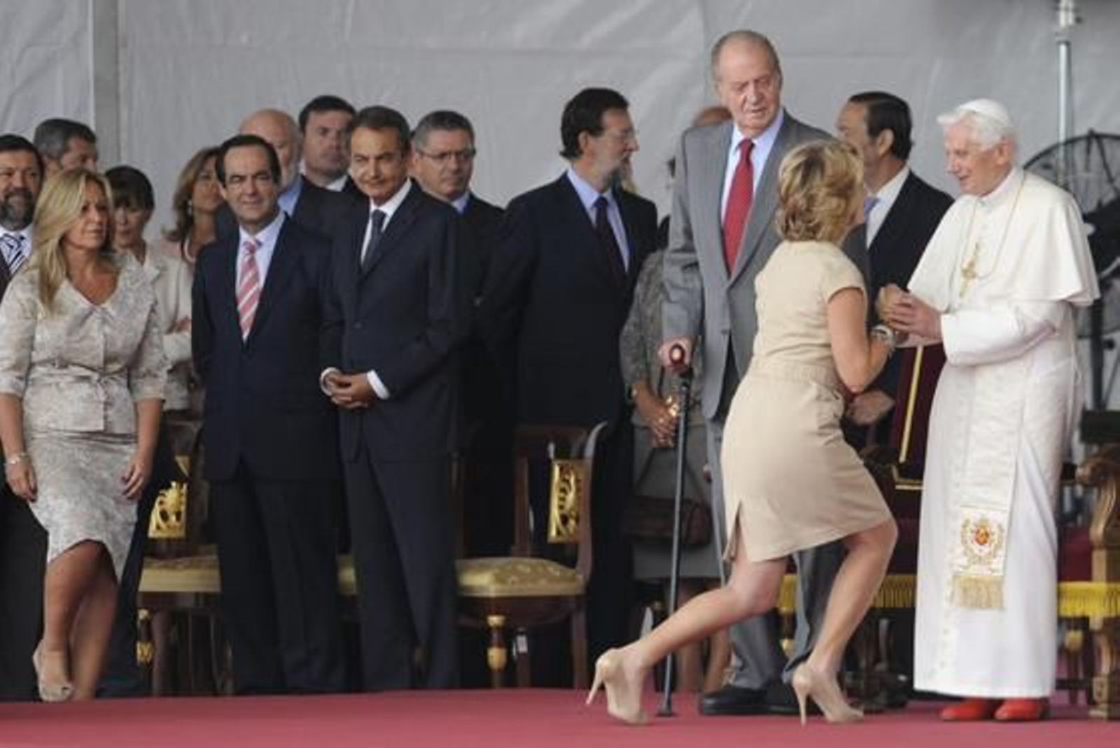 Benedicto XVI a su llegada al aeropuerto de Barajas.

Foto: afp