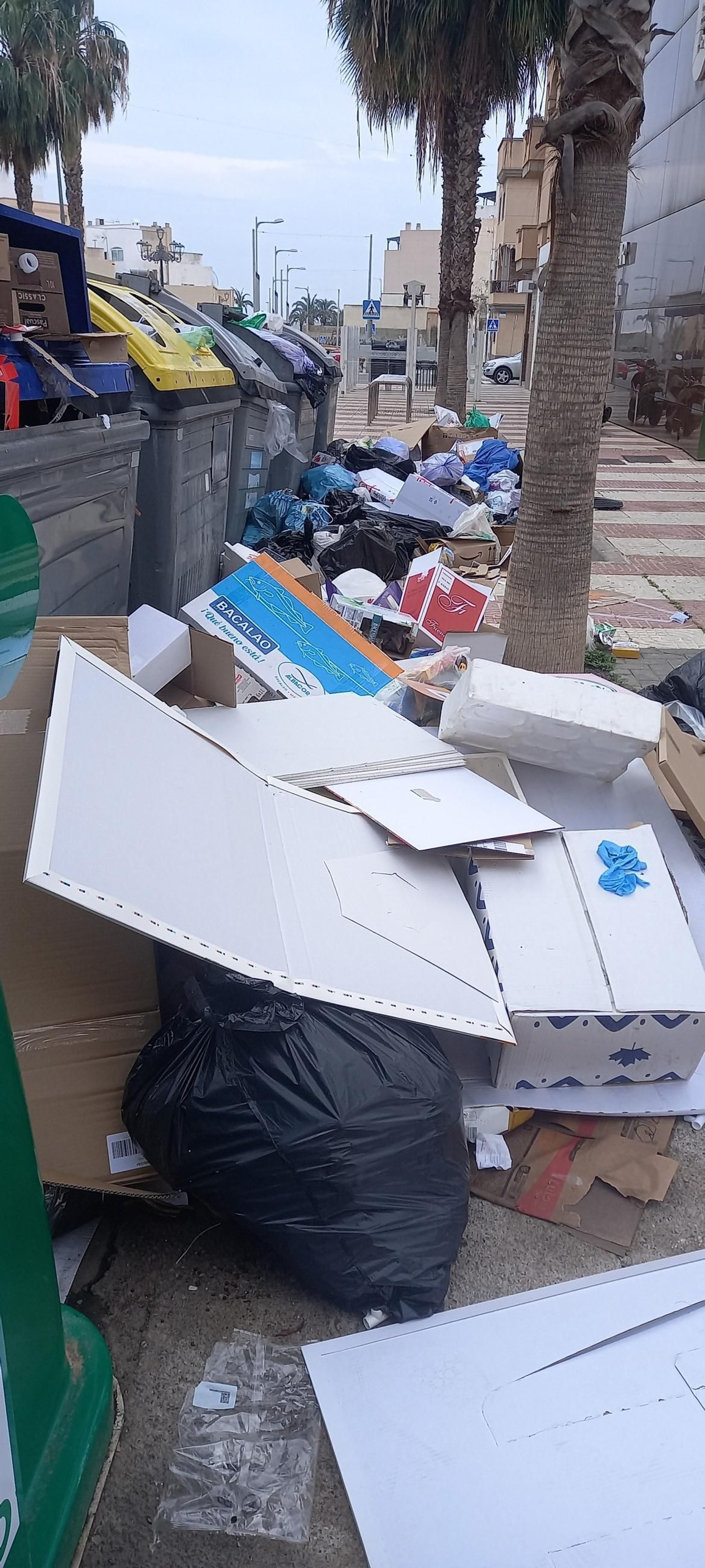 Así luce Roquetas en plena Semana Santa tras cuatro días de huelga de recogida de basura