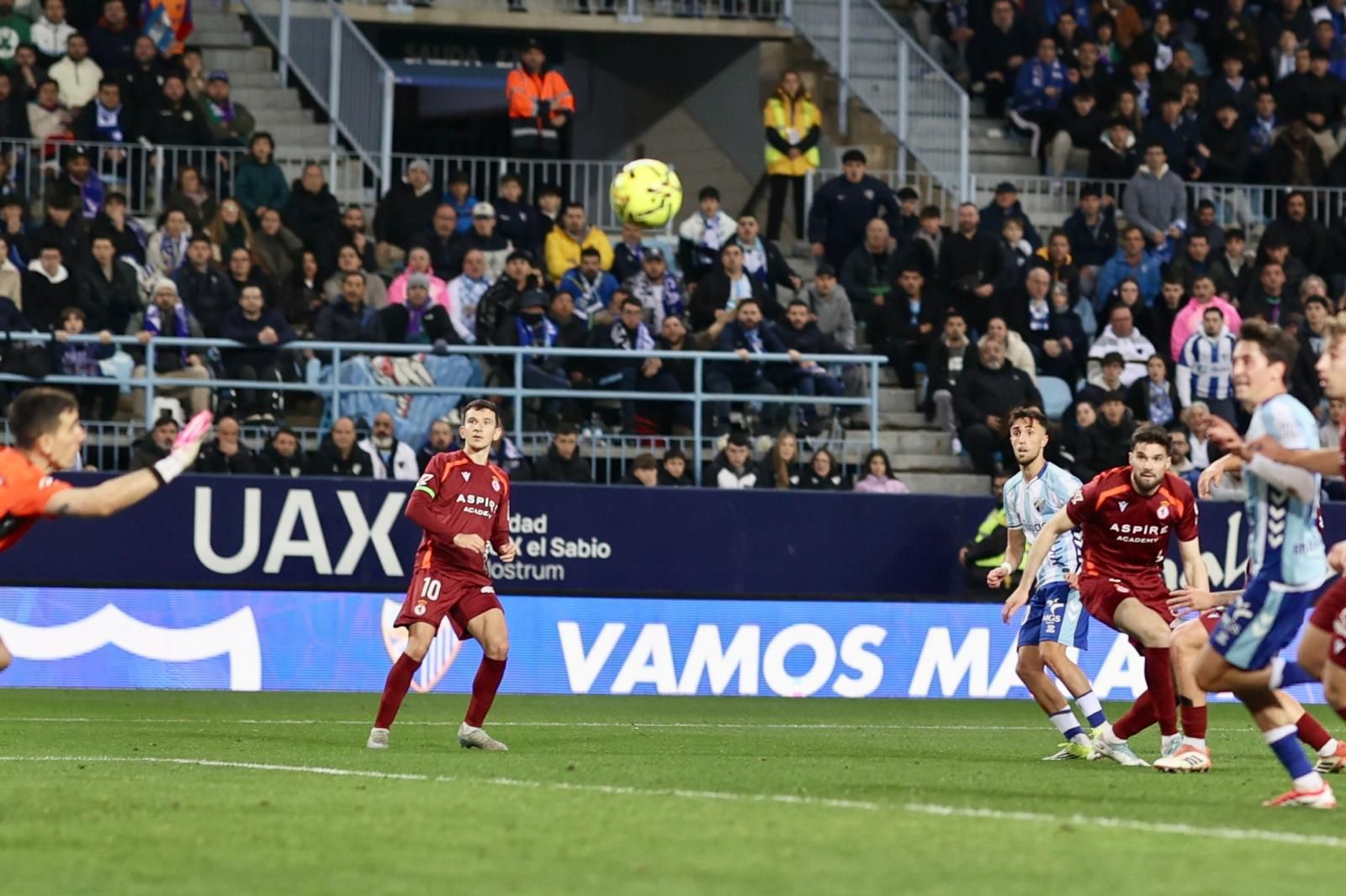 El golazo de David Larrubia que hizo estallar a La Rosaleda, foto a foto