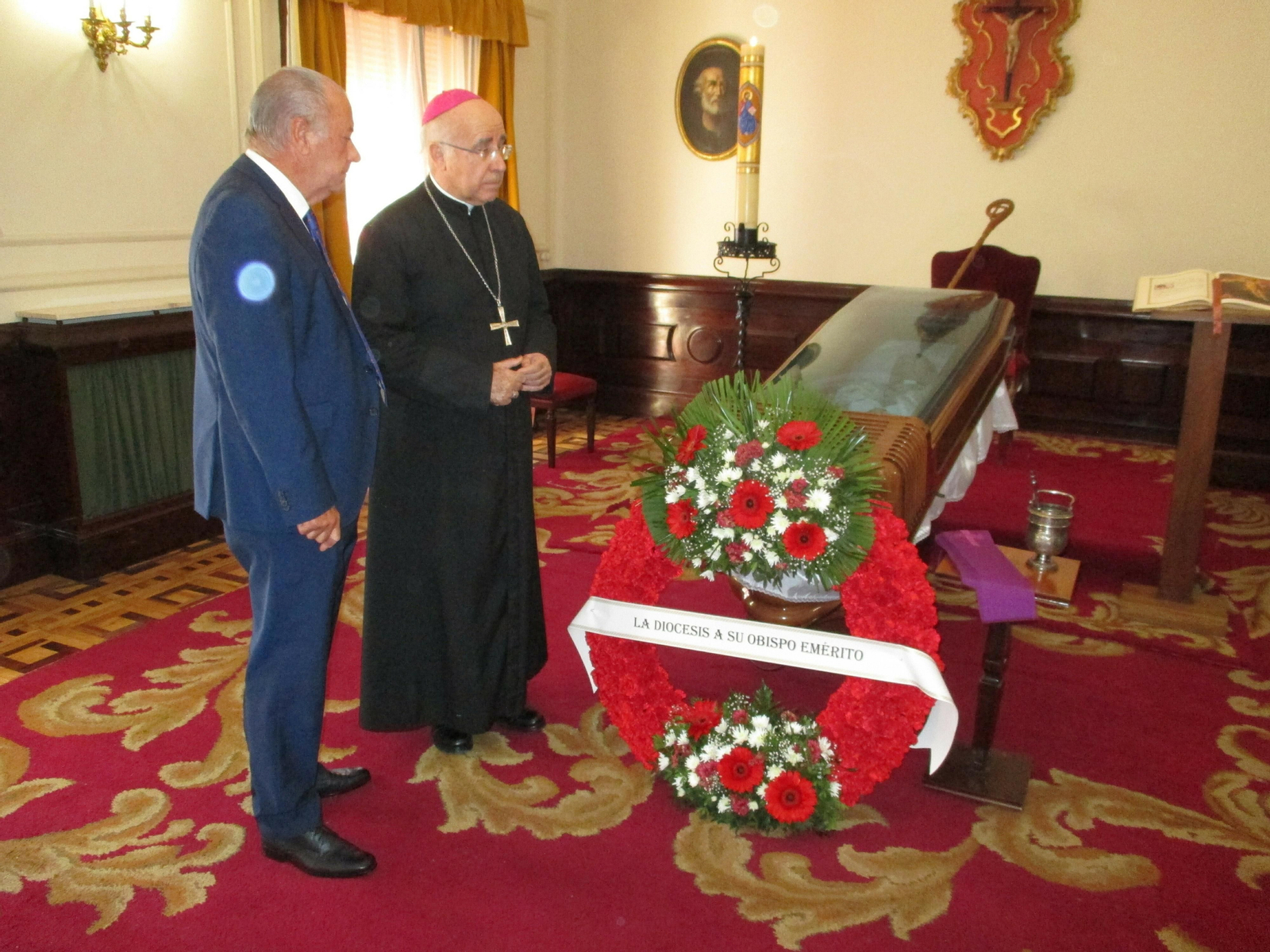 El obispo de Huelva y Antonio González frente a la capilla ardiente de Ignacio Noguer Carmona en el Obispado.
