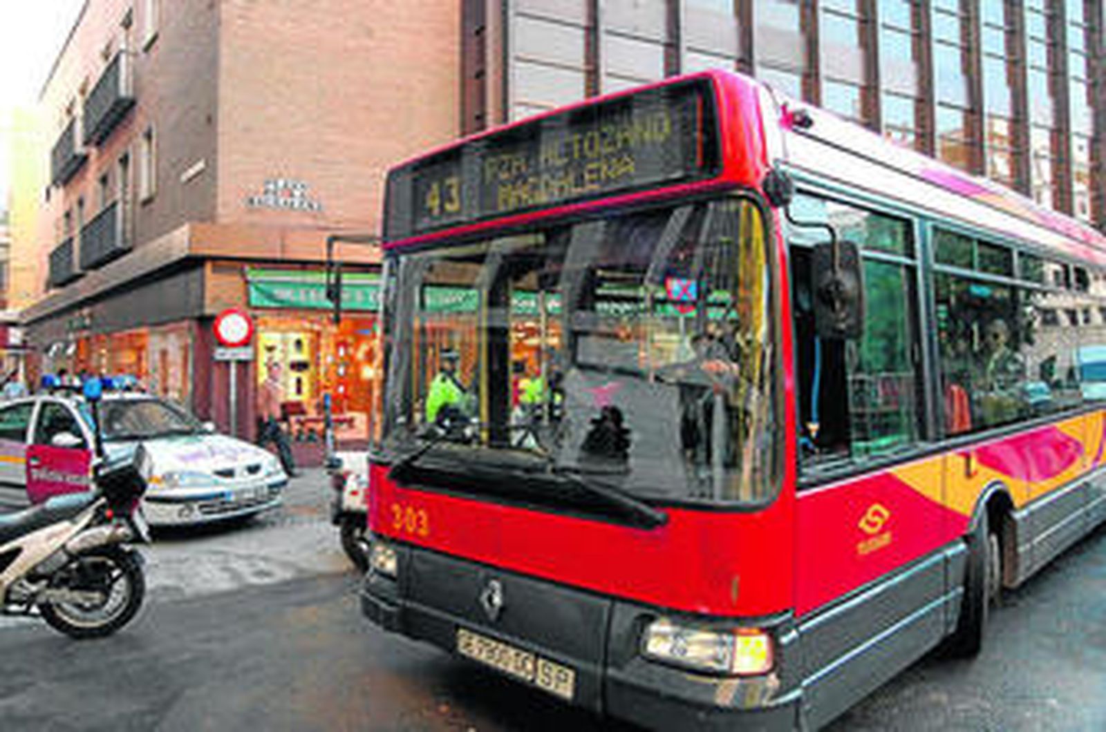 Un autobús procedente de Triana en el centro.