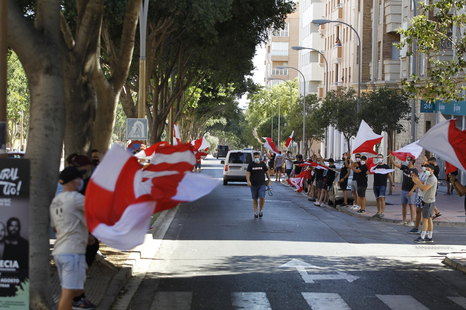 Fotogalería de la afición del Almería antes del partido ante el Girona