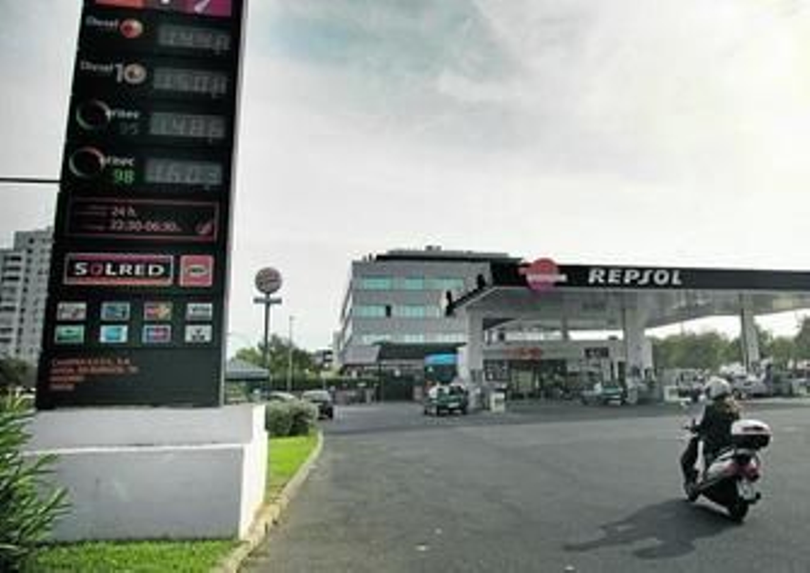 Un marcador electrónico indica los precios de los combustibles, ayer en Los Bermejales.