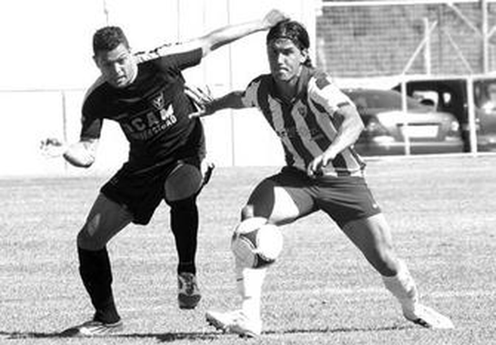 Chumbi intenta marcharse con el balón ante la presión de un rival.