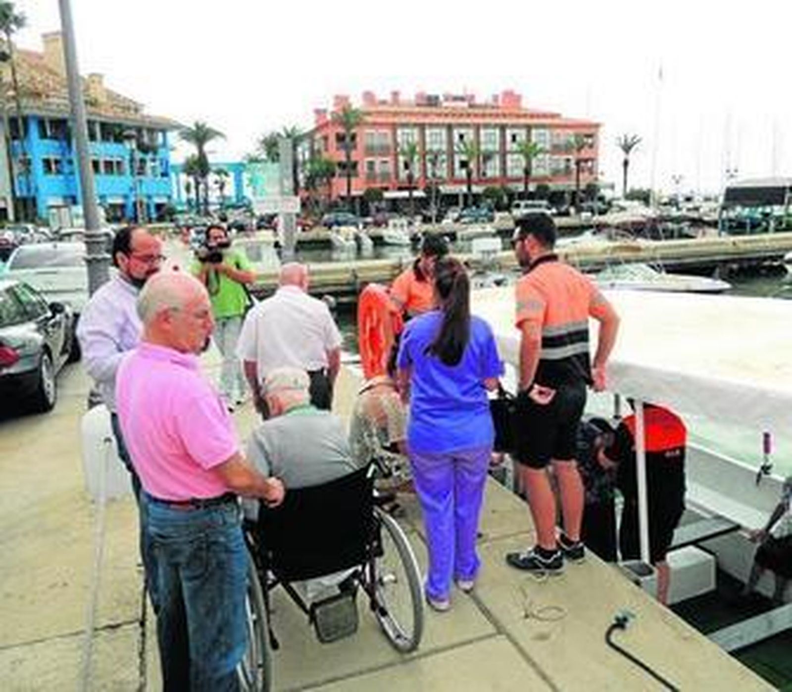 Imagen de algunos de los usuarios de la residencia de mayores en el puerto de Sotogrande.