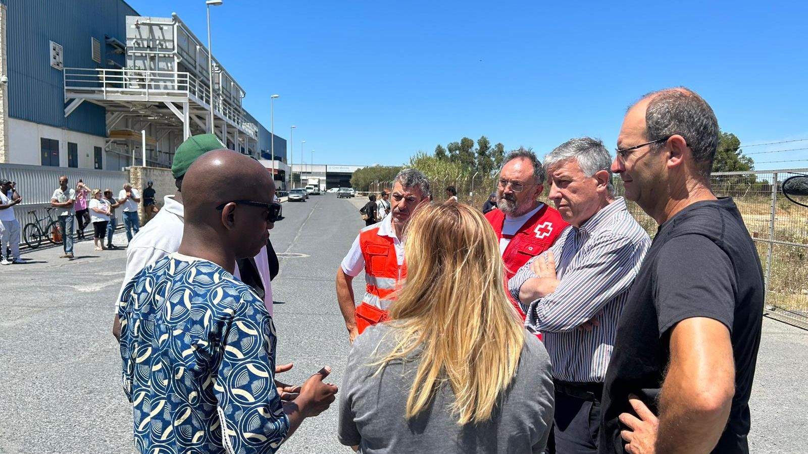 El cónsul de Mali habla con Cruz Roja