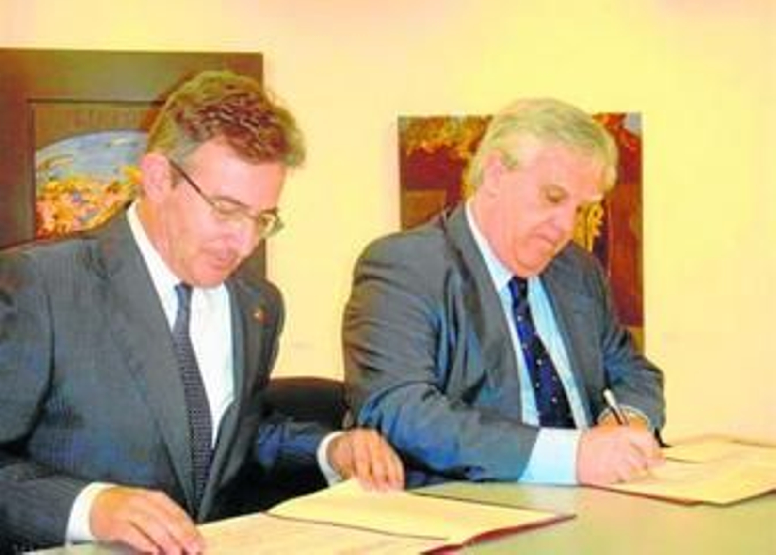 Francisco Ruiz -izquierda- y Javier Pérez firmaron ayer el convenio en el Campus de Cantero Cuadrado.