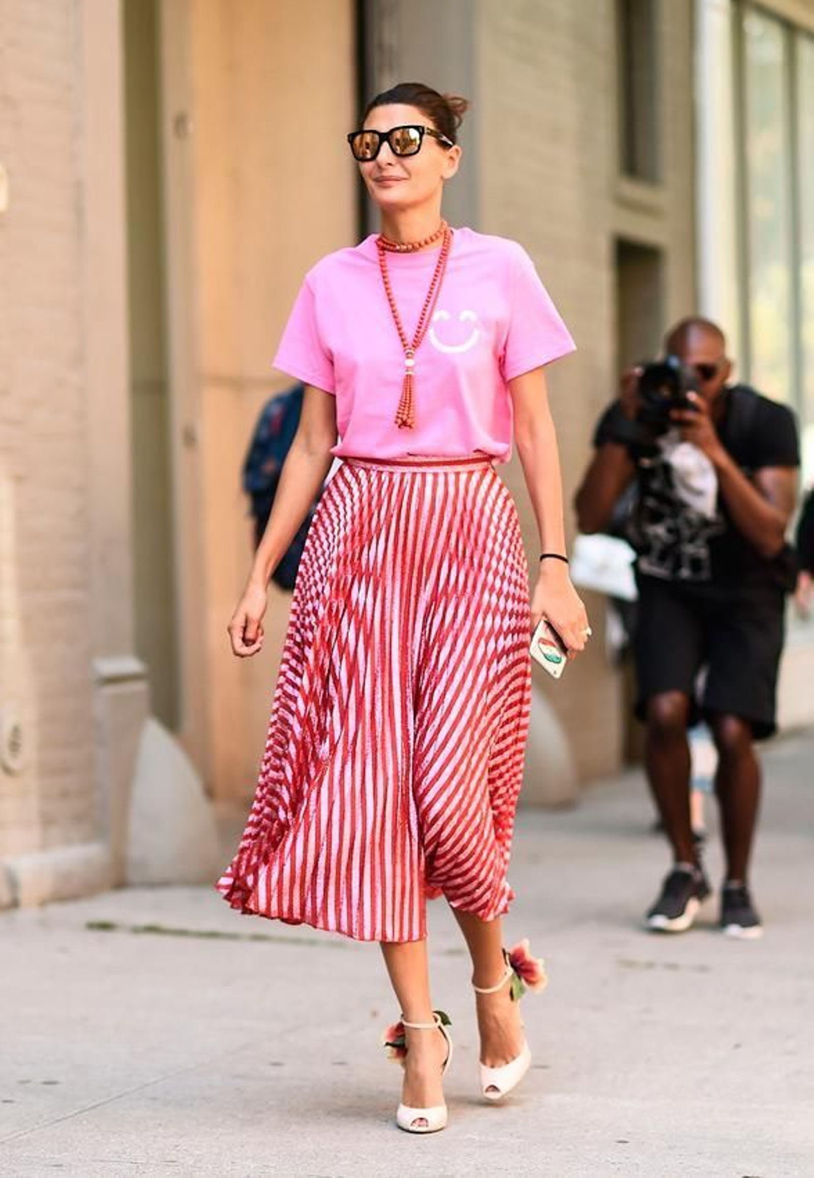 Look de verano 2021 con falda midi plisada. Look de verano 2021 con falda midi plisada.