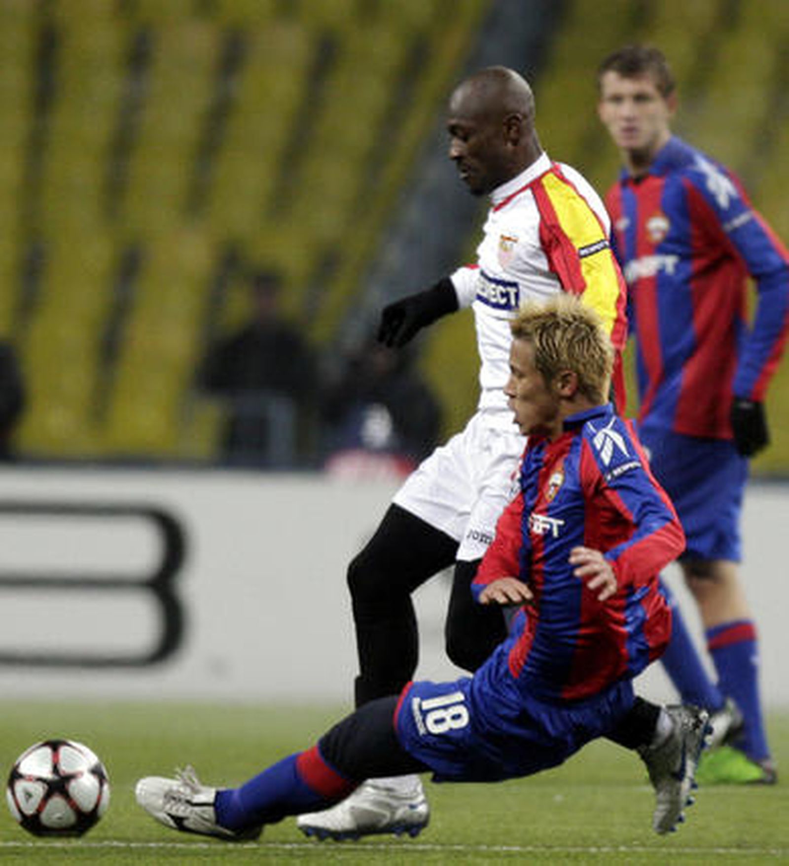 Honda se tira al suelo para arrebatarle el balón a Zokora.

Foto: Antonio Pizarro