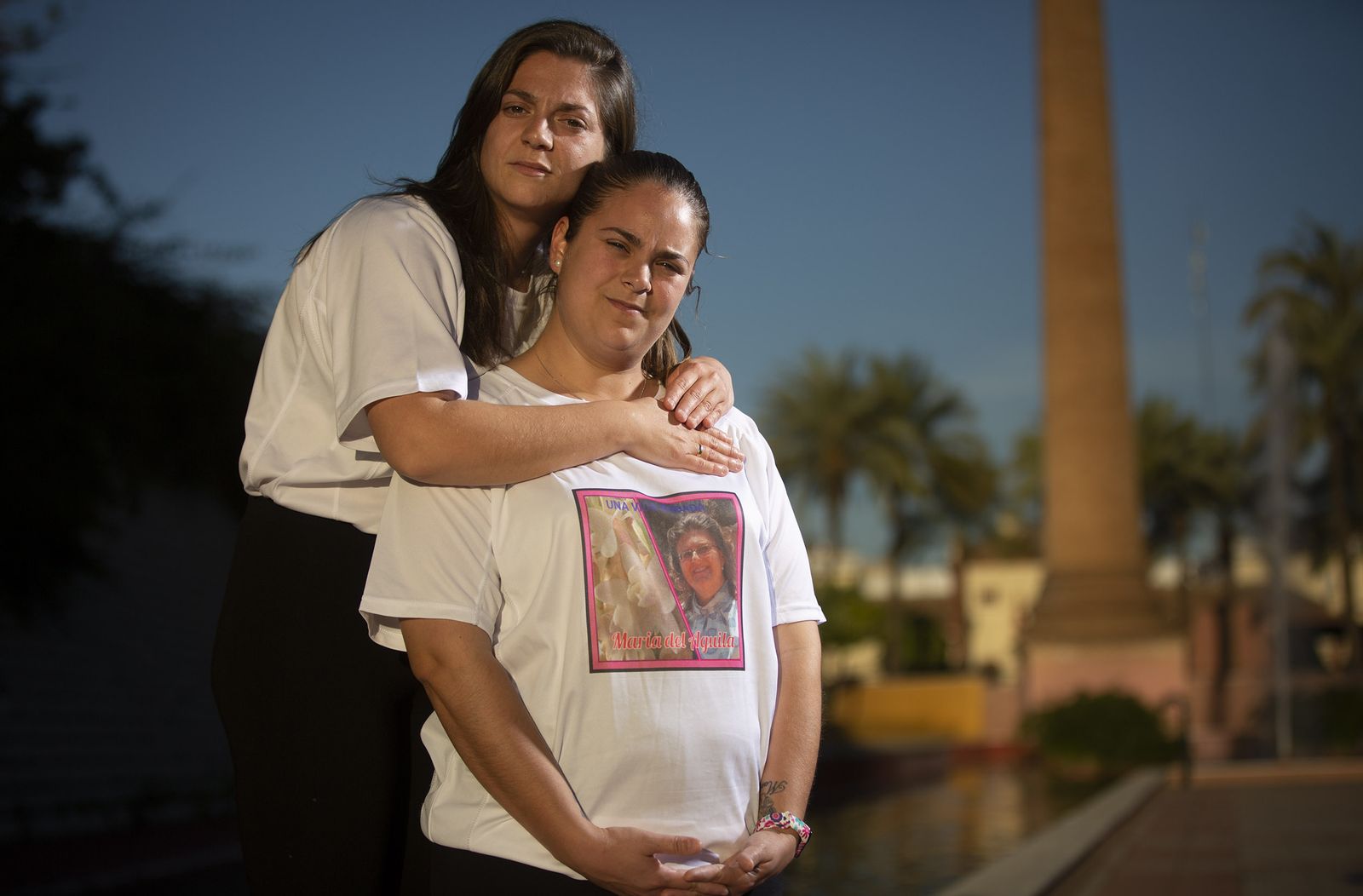 Las hermanas Calderón Pérez, con una camiseta con la cara de su madre y unos nardos, las flores favoritas de ella.